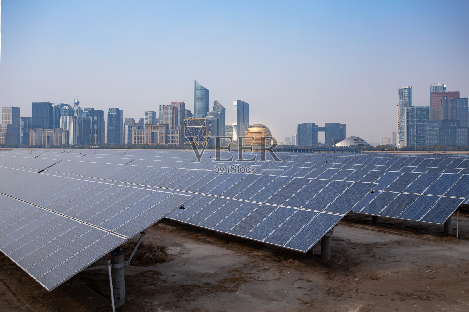 太阳能光伏电站为城市提供电力照片摄影图片