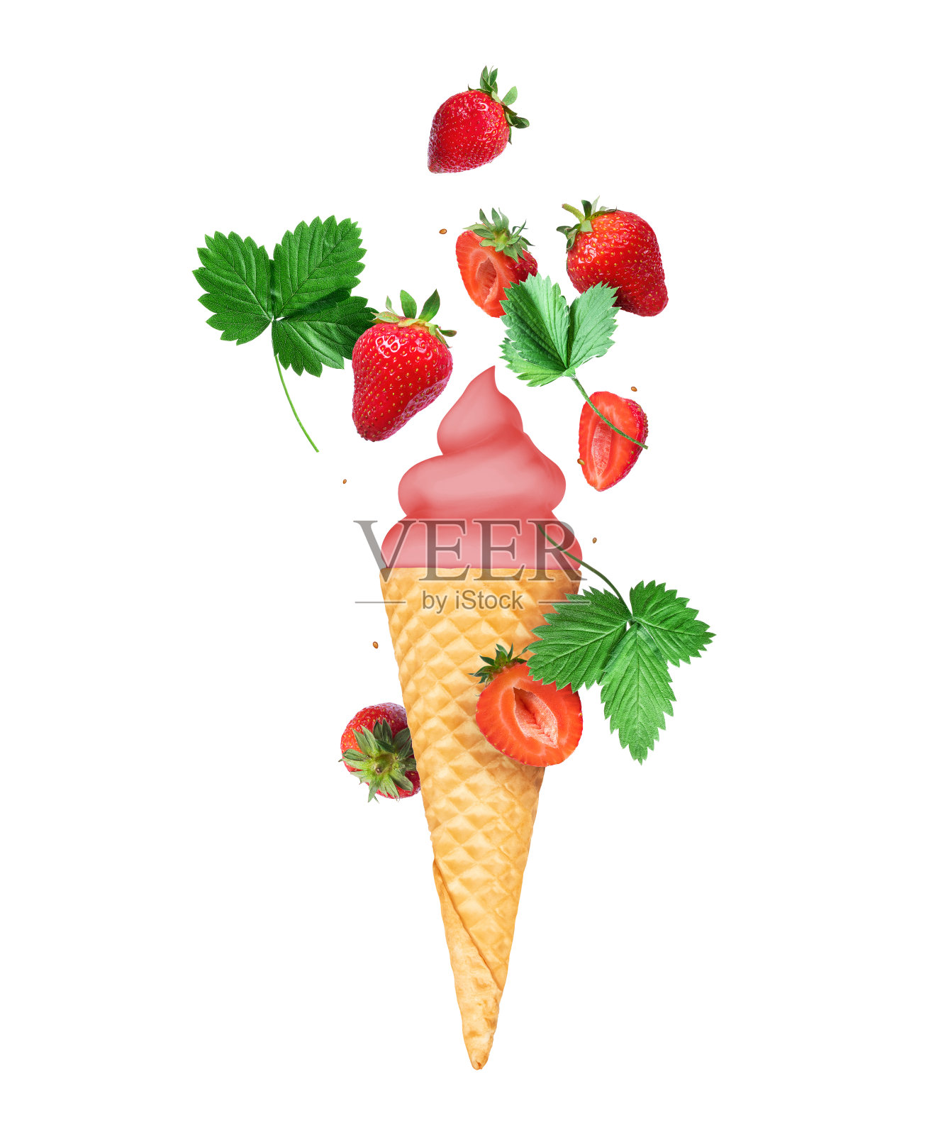 草莓软冰淇淋与草莓在威化筒近距离，孤立在白色背景照片摄影图片