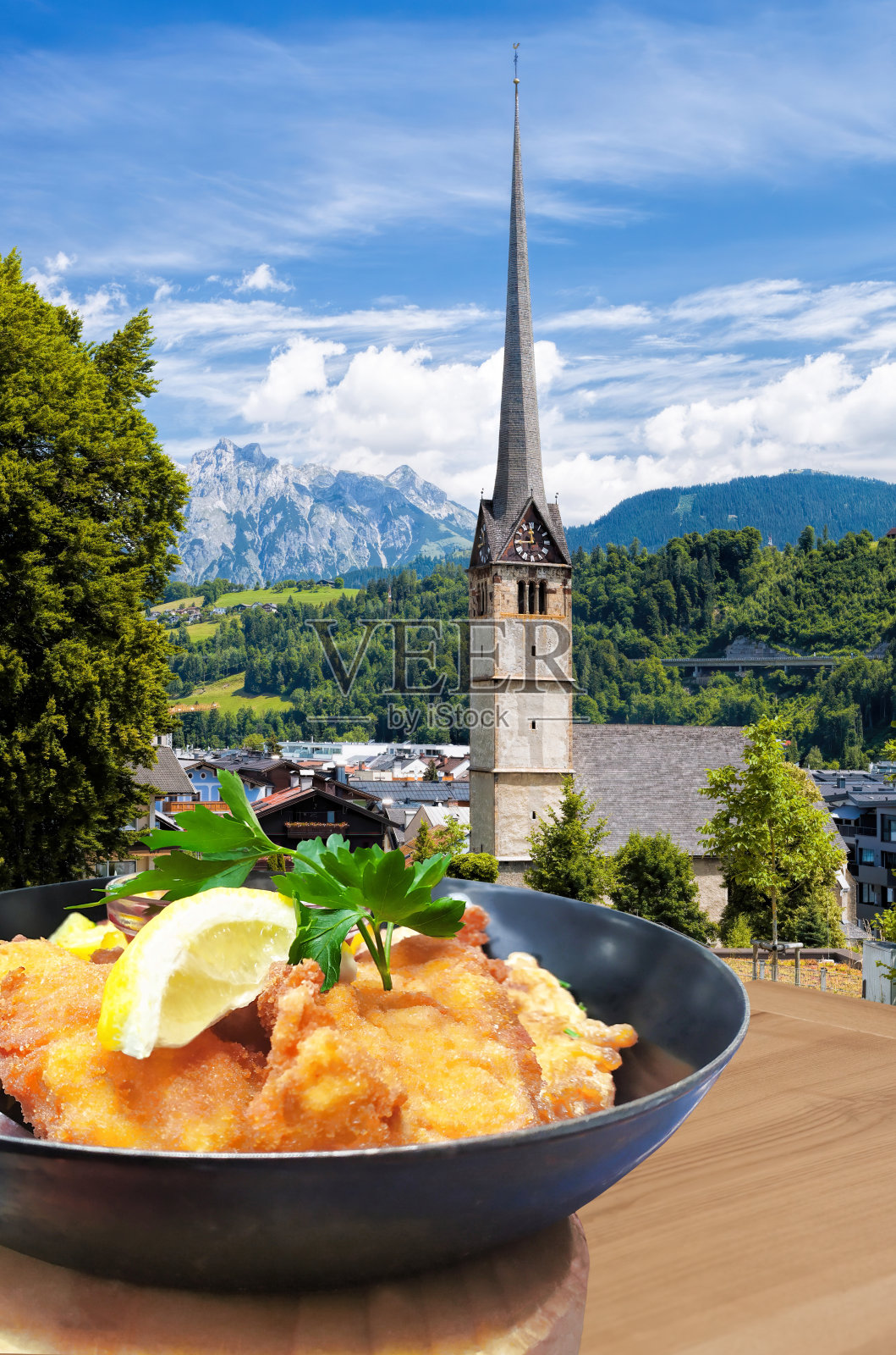 传统的奥地利美食(炸肉排)对抗奥地利城堡的Bischofshofen照片摄影图片