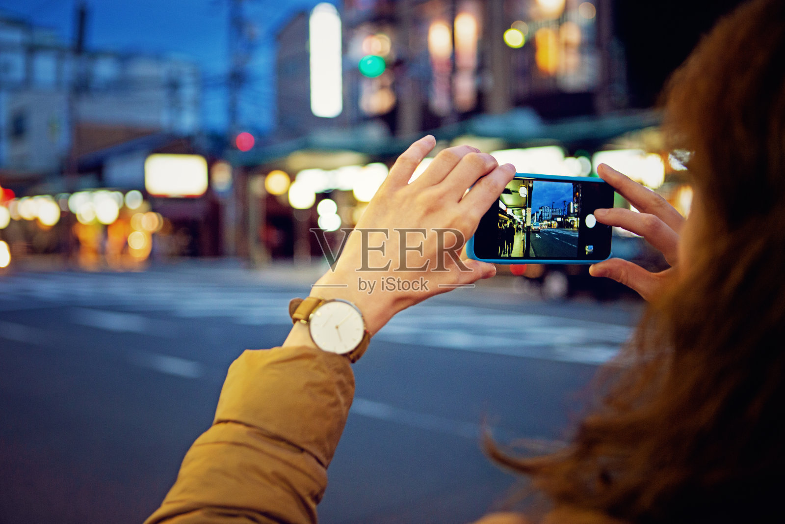 一名女游客在东京街头拍照照片摄影图片