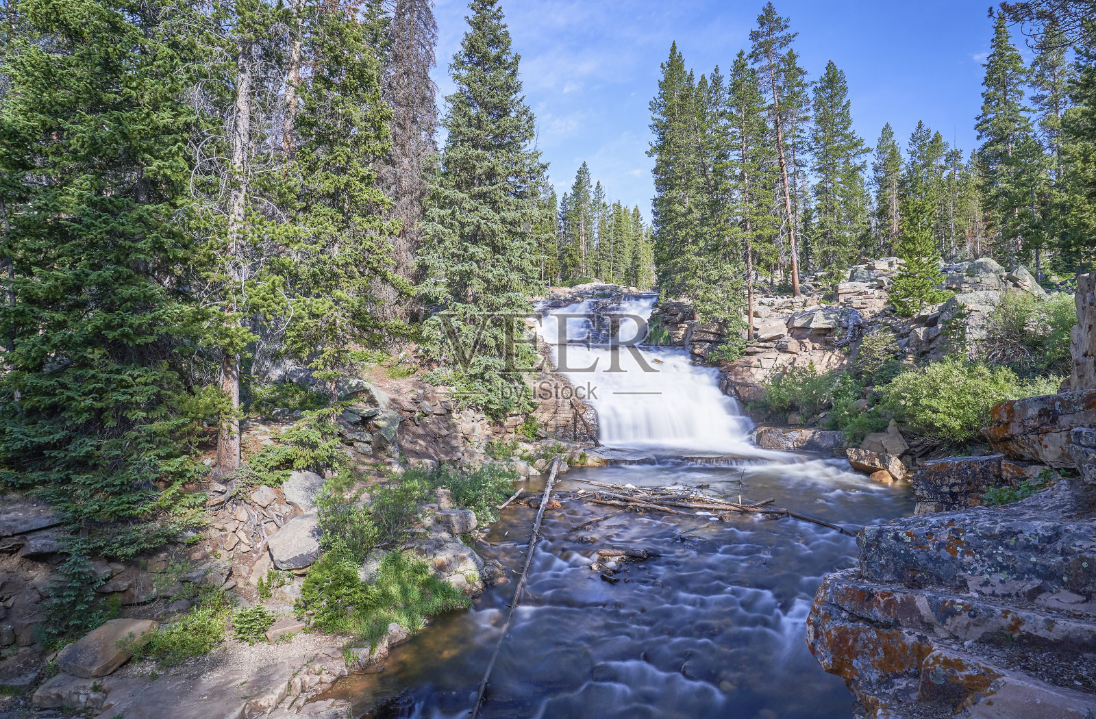 美国犹他州盐湖城附近美丽的瓦萨奇国家森林中的上普罗沃瀑布照片摄影图片