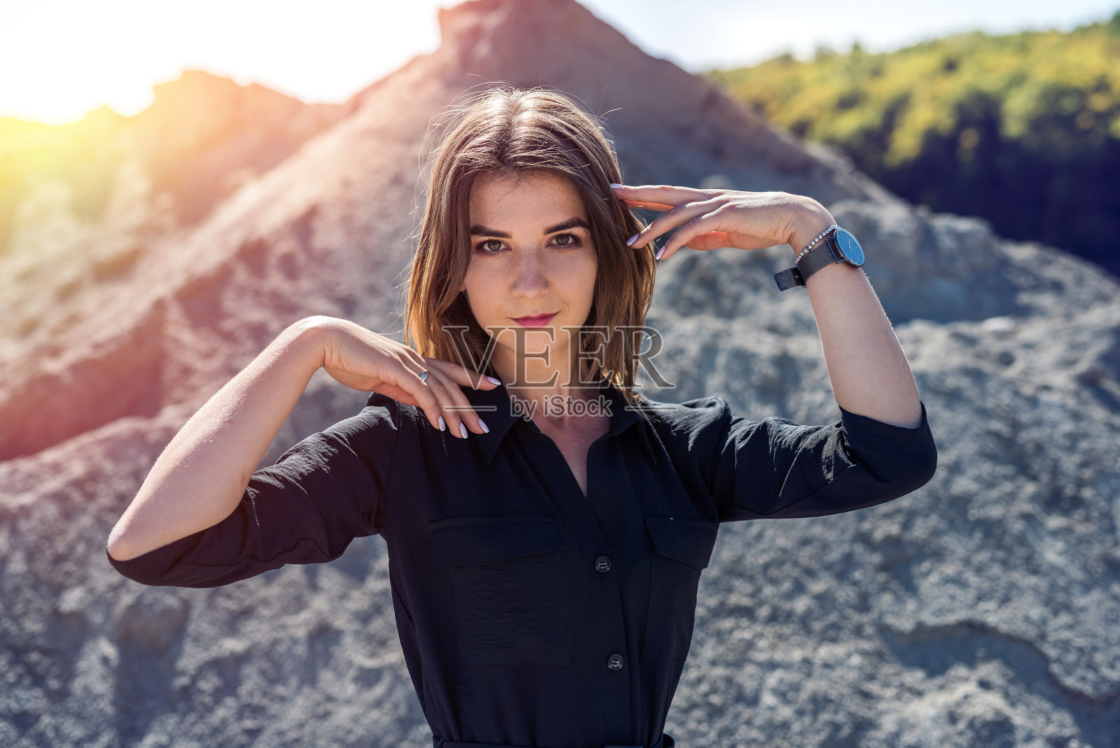 一个穿着工作服的漂亮女人在采石场对着镜头摆姿势照片摄影图片