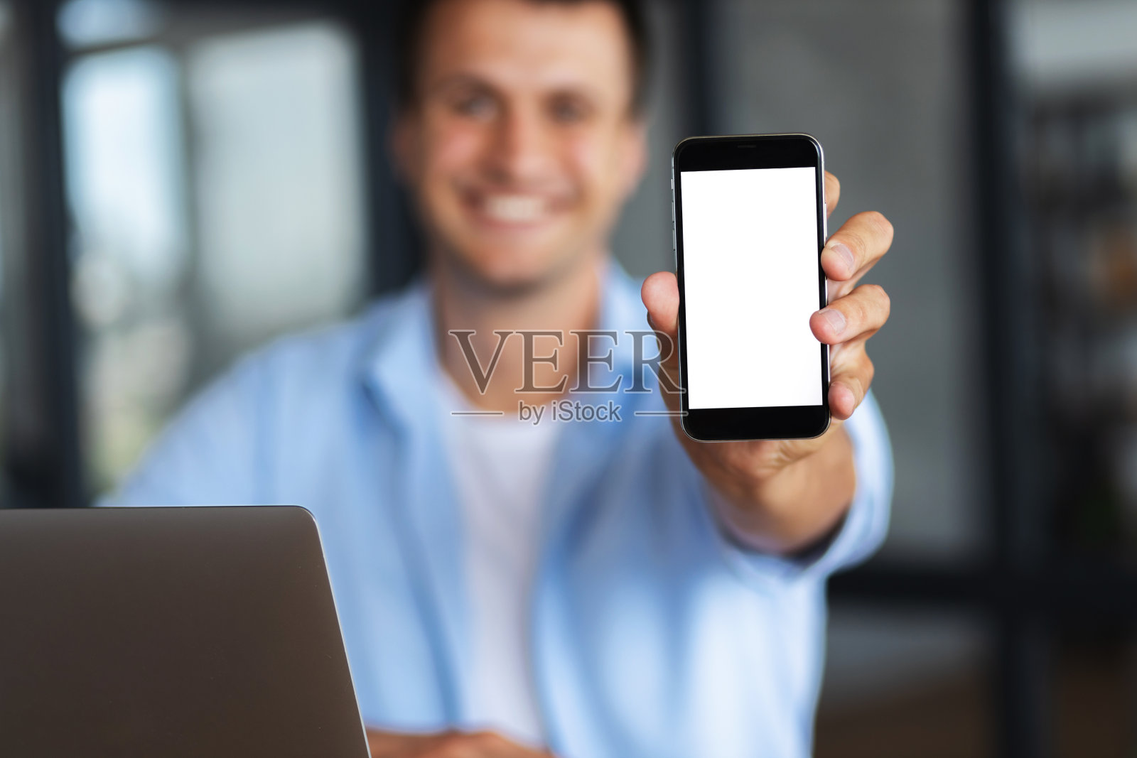 一名白人青年手中的黑屏手机显示出了黑屏智能手机照片摄影图片
