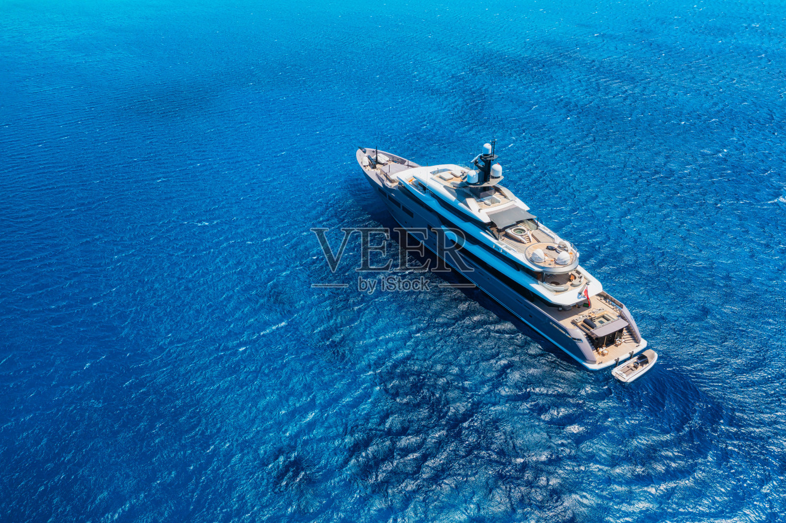 无人机鸟瞰图。地中海蔚蓝清澈的海水。暑假和游船旅行。夏天的旅行。照片摄影图片
