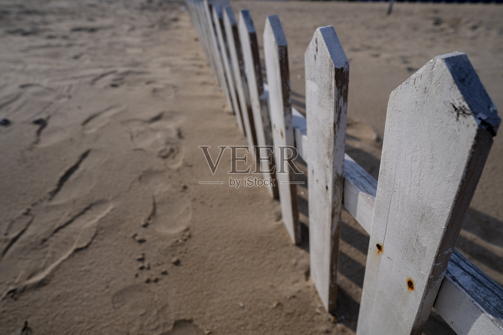 沙滩上的旧木栅栏照片摄影图片