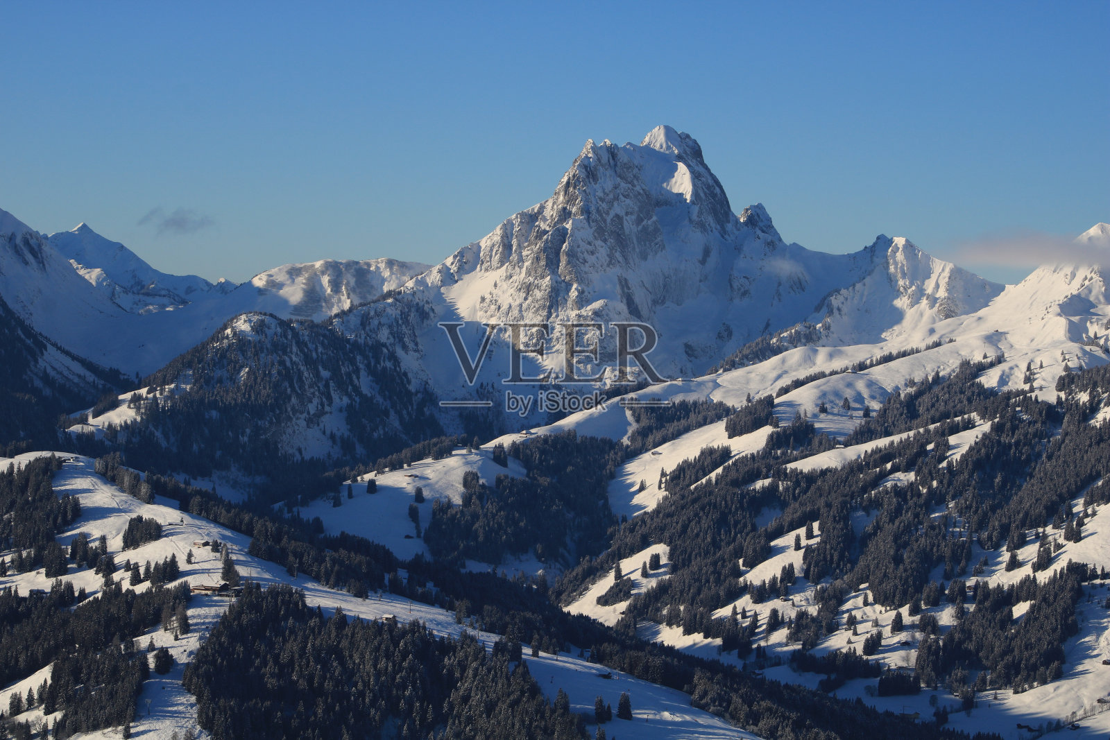 从霍卢埃，舍恩里德看到的冬季风景。Eggli滑雪区和Gummfluh照片摄影图片