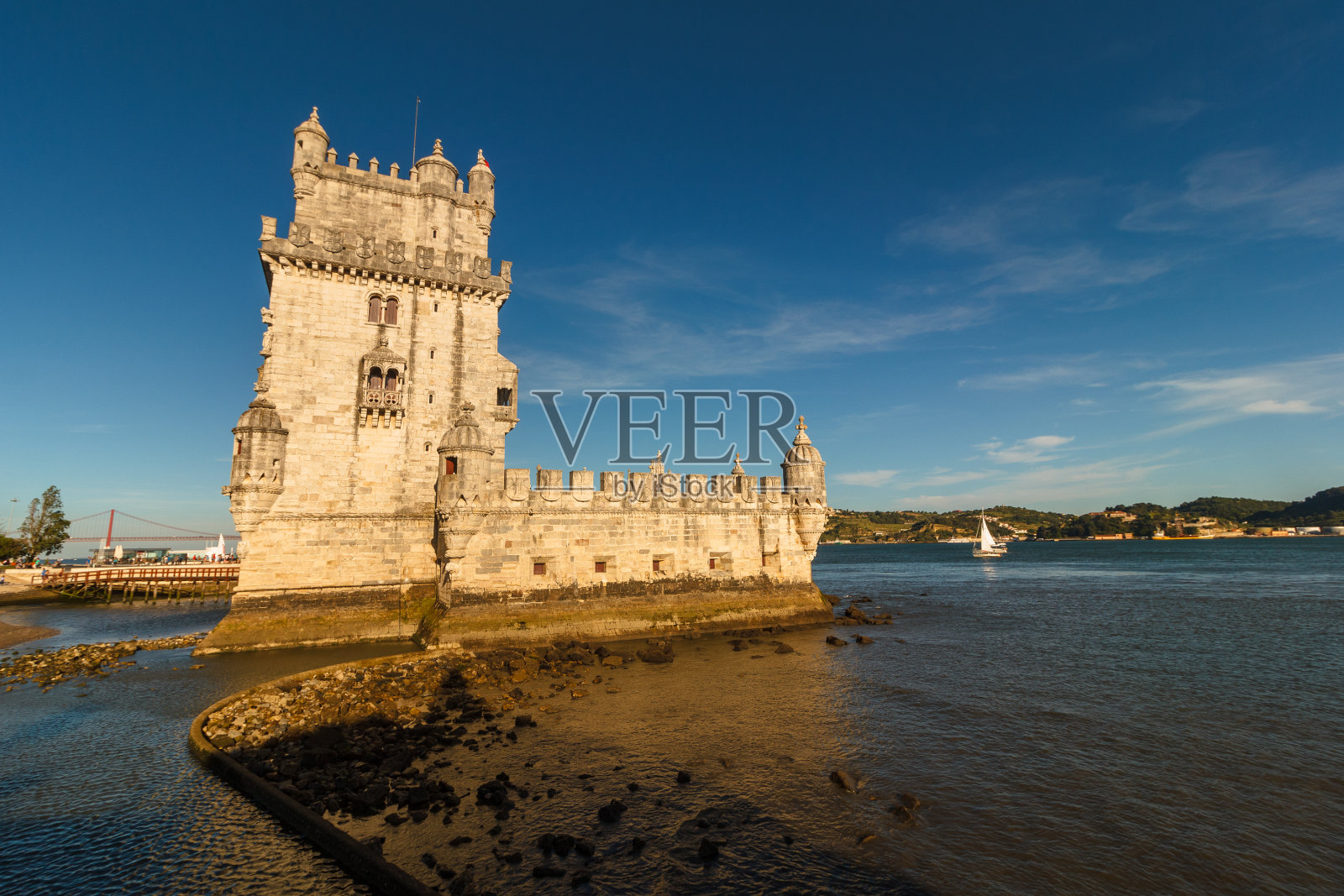 贝伦塔是塔古斯河上的一座防御塔。《里斯本条约》。葡萄牙。联合国教科文组织世界遗产。欧洲最著名的旅游景点。旅游和旅游的概念。照片摄影图片
