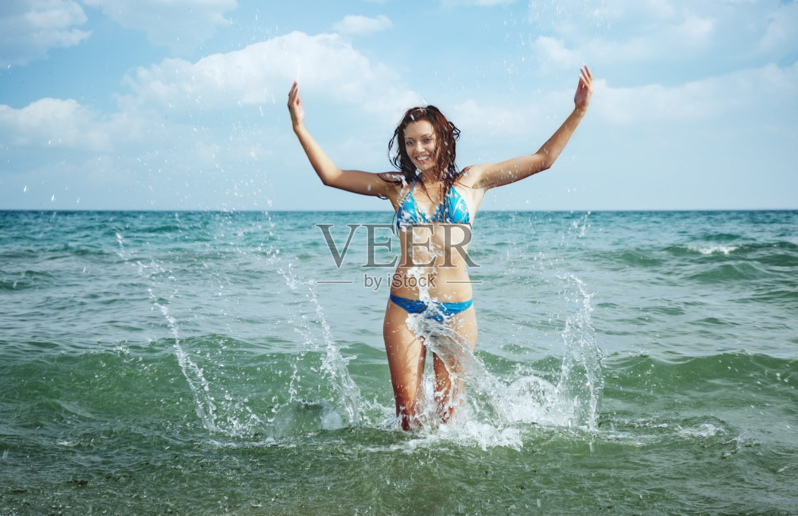 快乐的女人在假期玩海水照片摄影图片