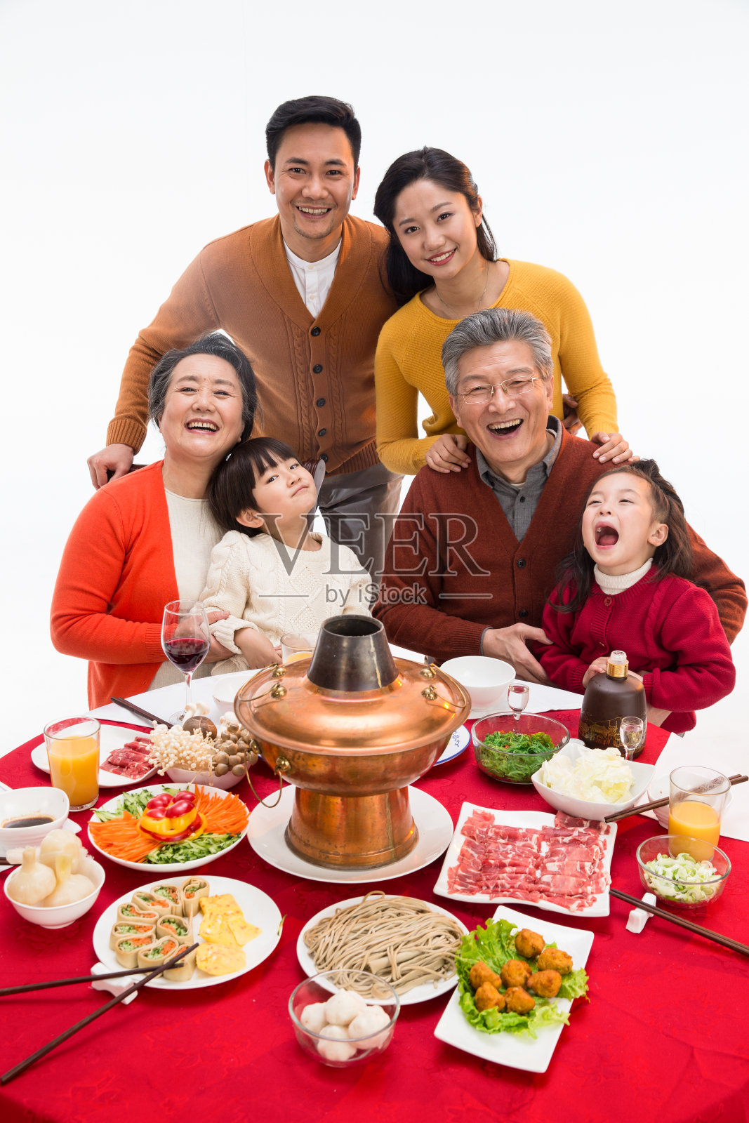 幸福家庭过年吃团圆饭照片摄影图片