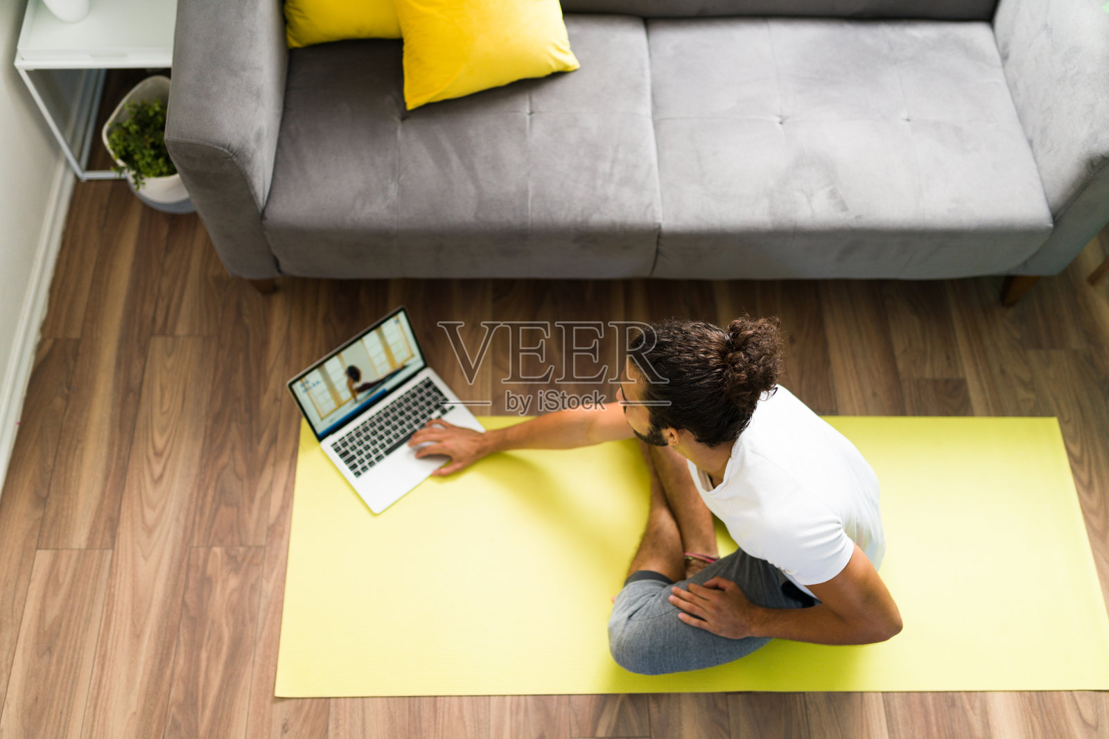 一个放松的男人在网上看健身课照片摄影图片