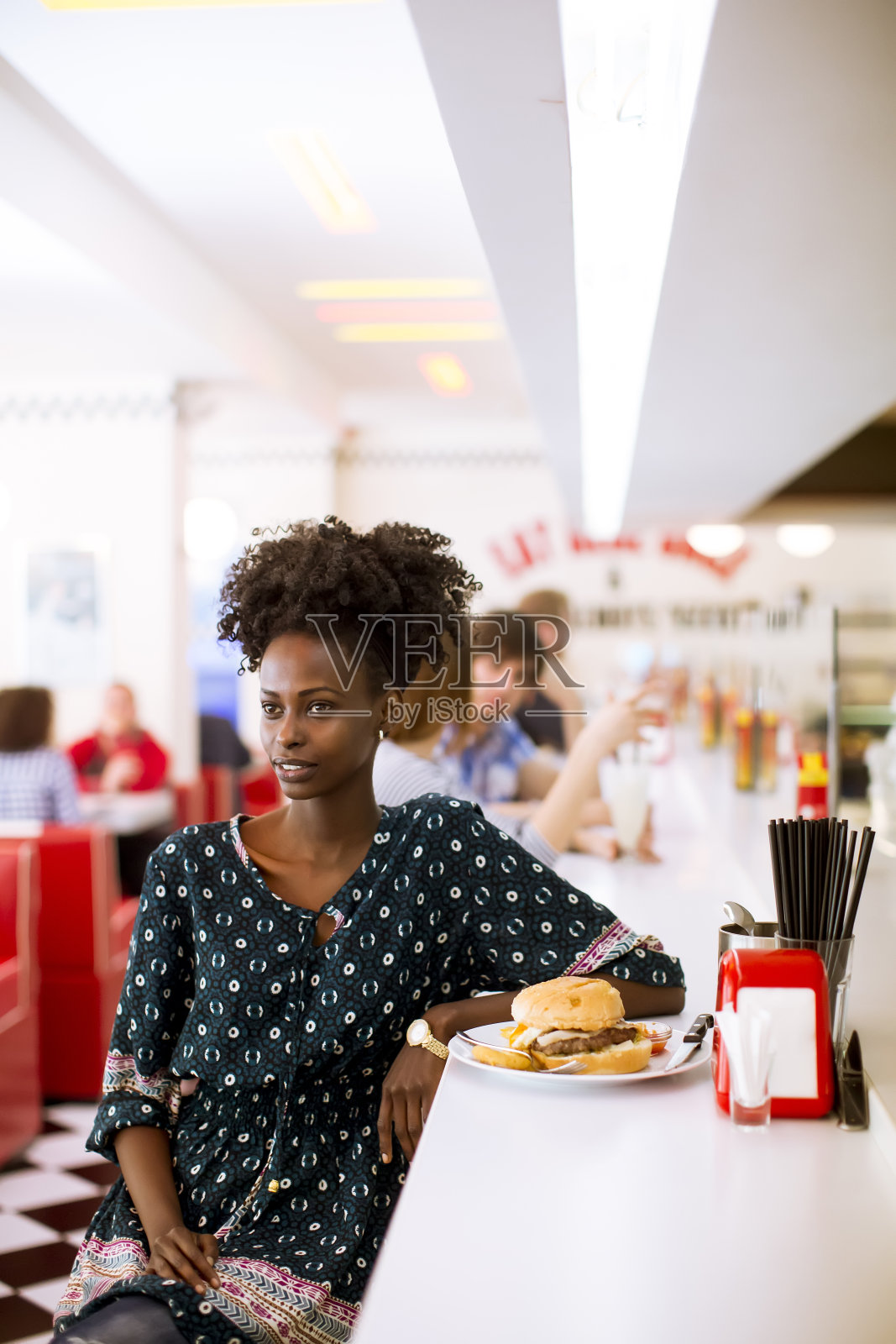 餐厅里一个年轻的非裔美国女人照片摄影图片