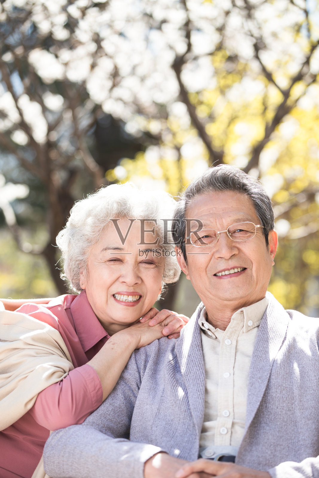 欢乐的老年夫妇晒太阳照片摄影图片
