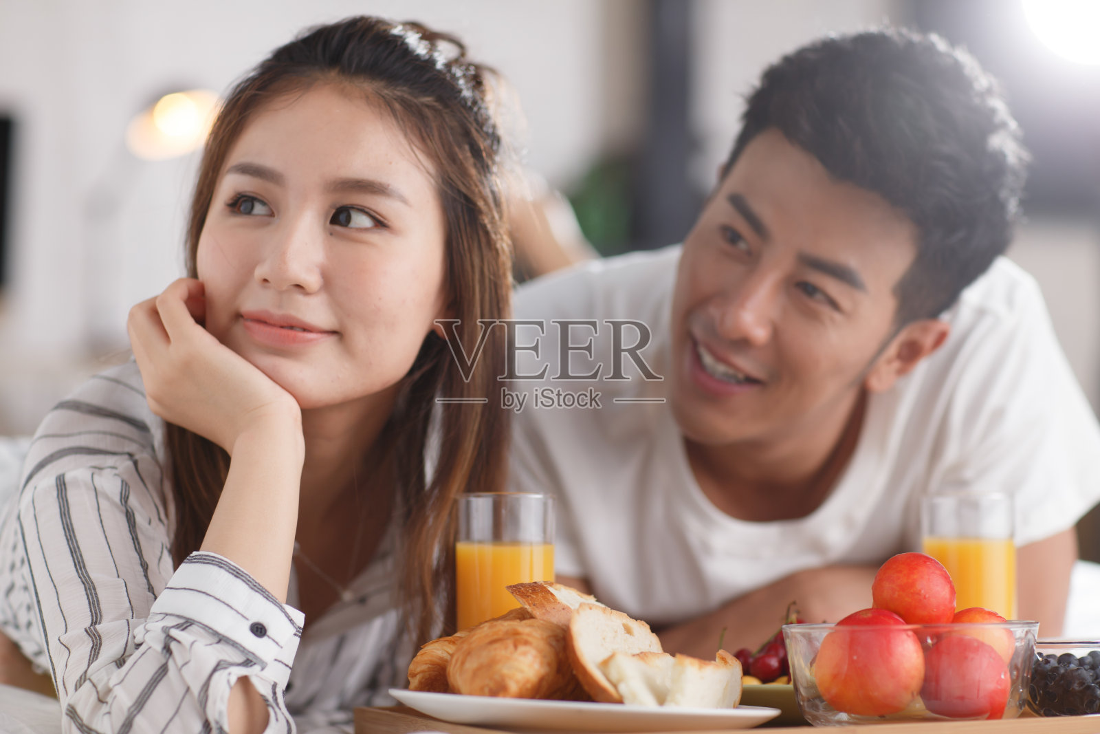 吃早餐的浪漫情侣图片_蛙客网viwik.com