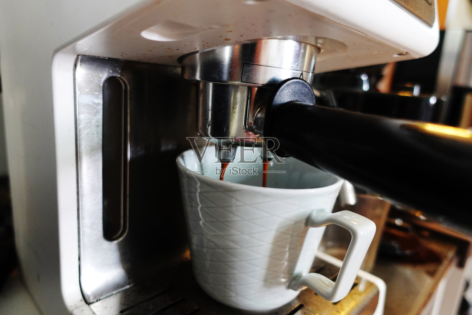 新鲜的意式浓缩咖啡从咖啡机滴下照片摄影图片
