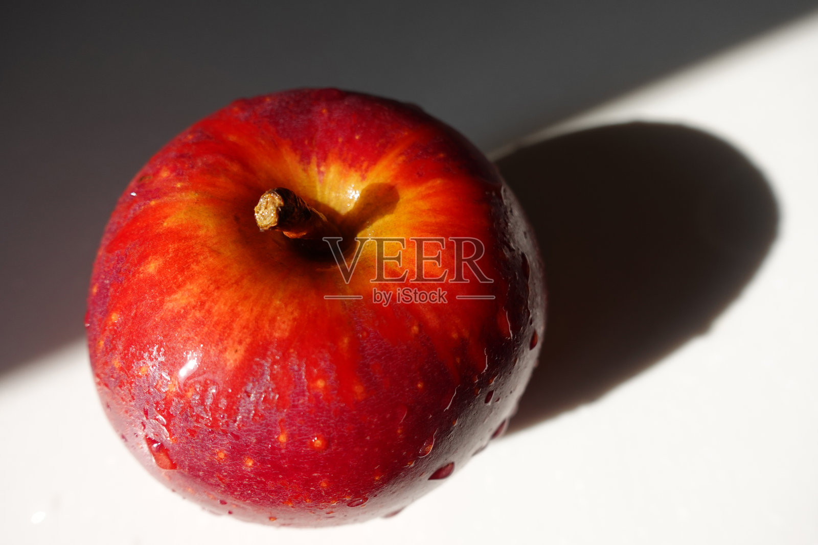 新鲜干净的苹果放在阳光下的桌上照片摄影图片