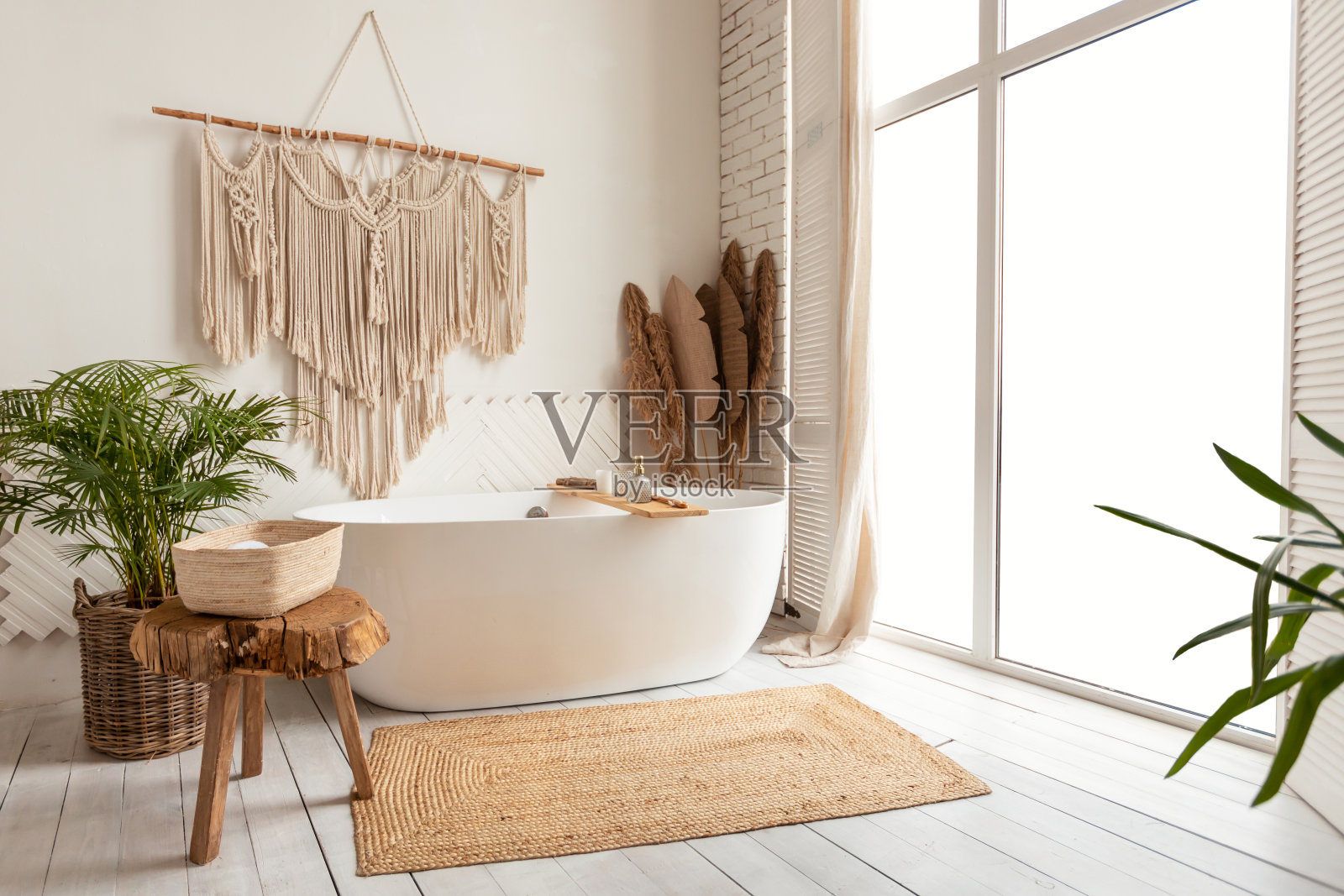 舒适的空现代浴室背景与白色浴缸和窗户照片摄影图片