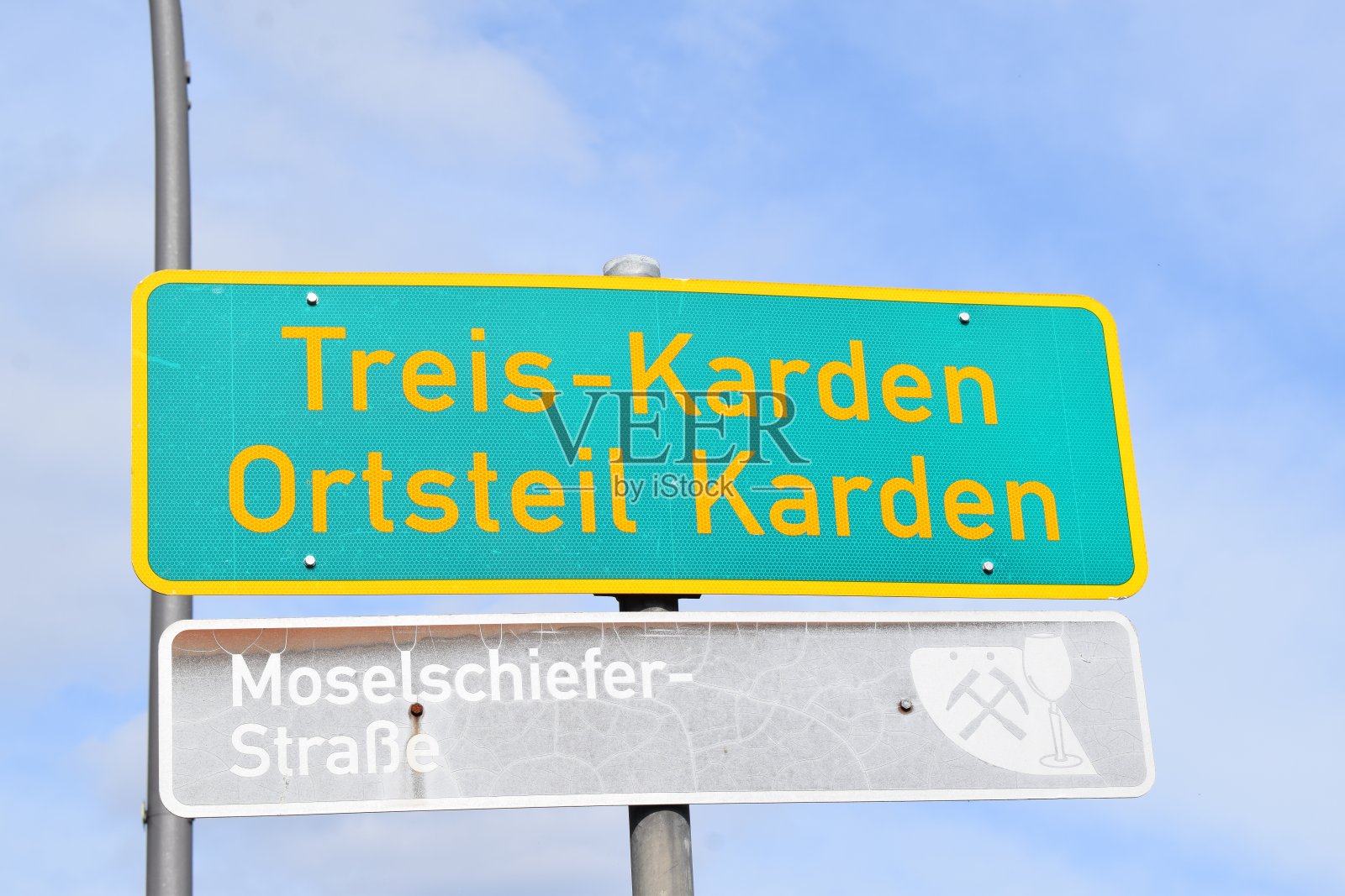 特雷斯-卡登村的标志和旅游路线照片摄影图片