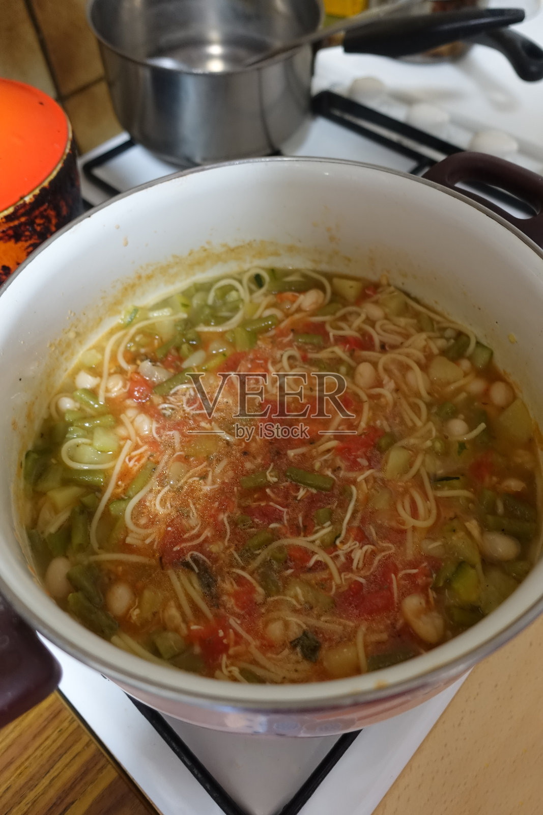 香蒜酱汤是在意大利菜的锅里煮的照片摄影图片