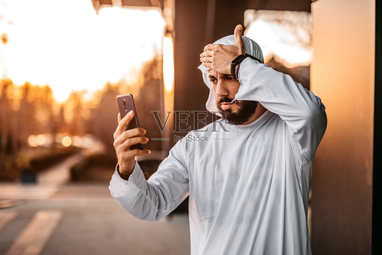 阿拉伯沙特阿拉伯震惊的商人查看手机上的电子邮件照片摄影图片