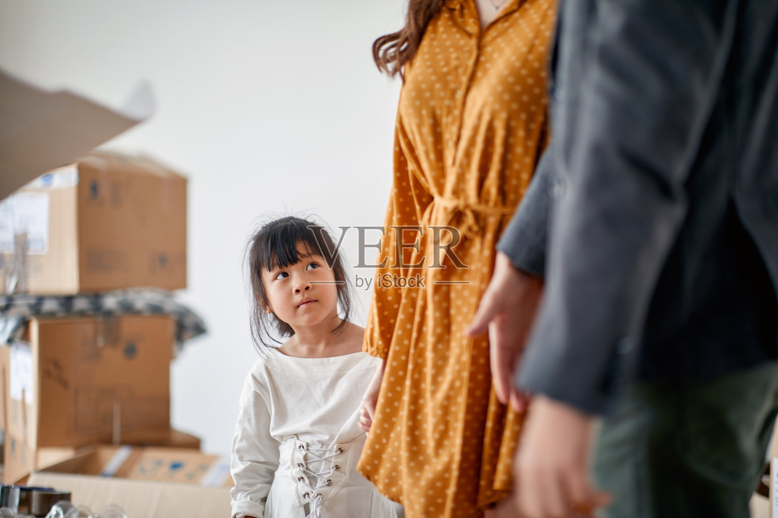 一个小女儿正在和她的父母探索一个新家。家,家庭,移动照片摄影图片