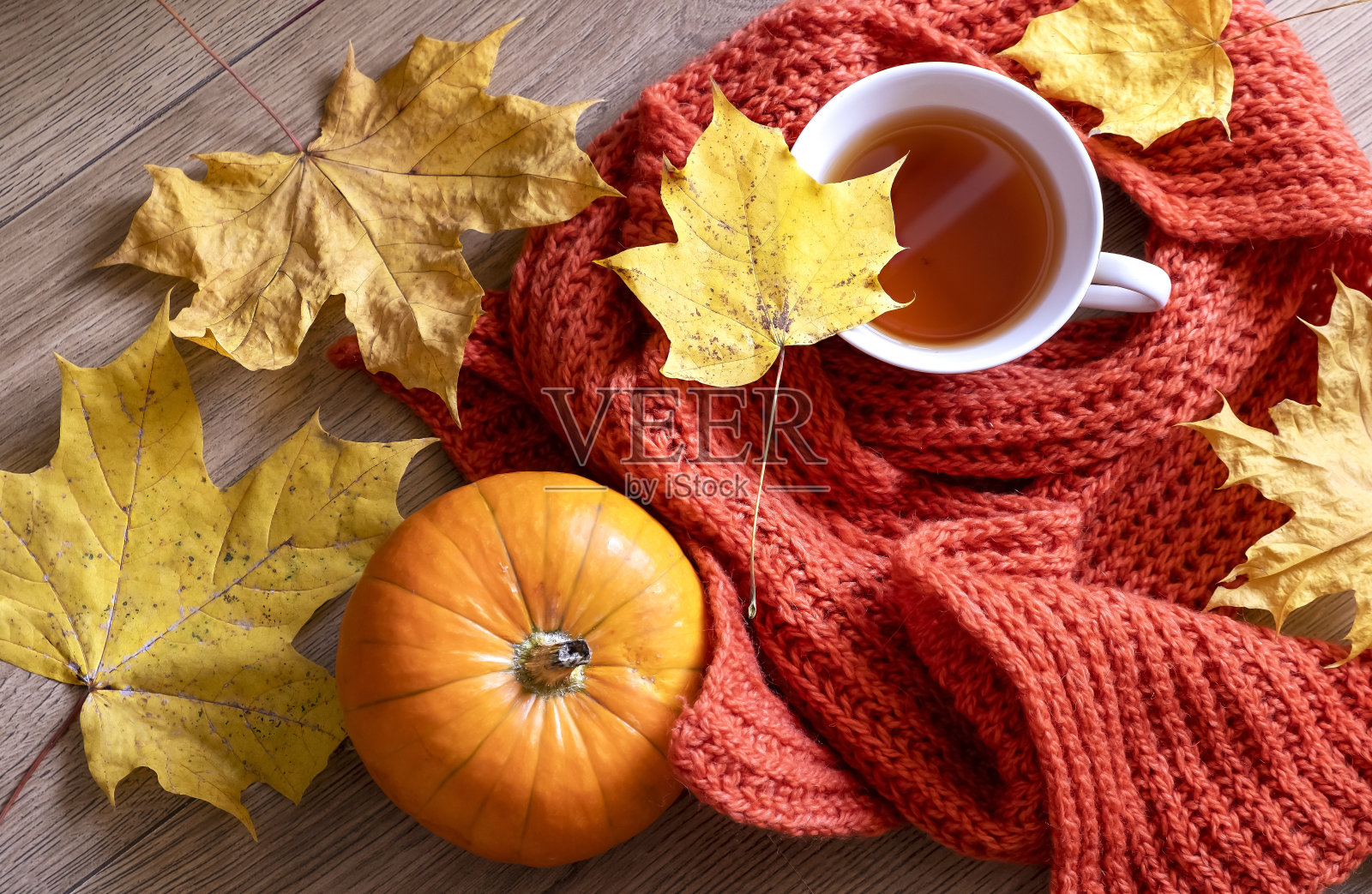 秋天的静物，有芬芳的桂皮茶、围巾、南瓜和黄色的枫叶。秋天的概念。有选择性的重点。浅景深。前视图。照片摄影图片