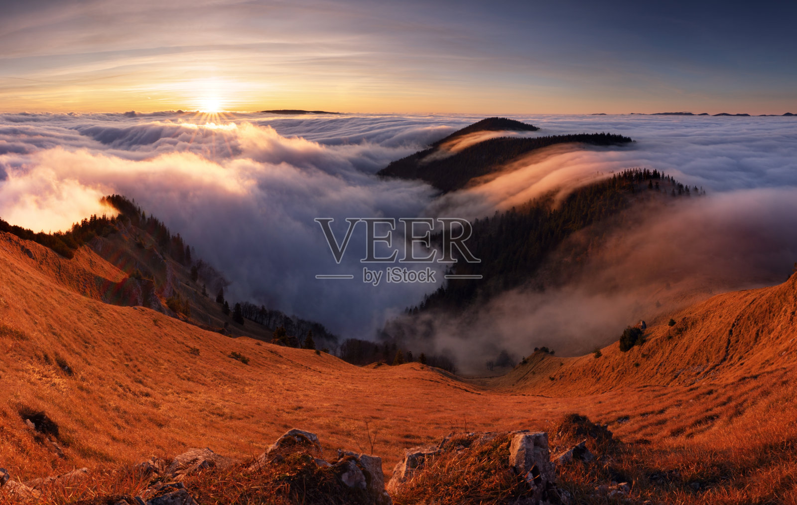 多彩的日落背后的山峰景观之上的云-全景照片摄影图片