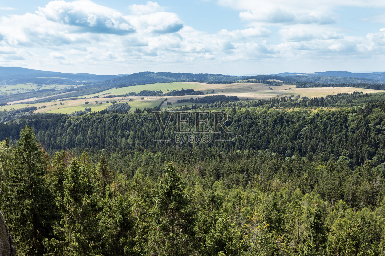 Kłodzko山谷丘陵的森林和田野照片摄影图片
