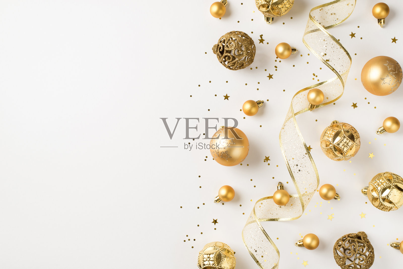 俯视图照片的金色圣诞树装饰球，亮片和蛇纹石在孤立的白色背景与空白照片摄影图片