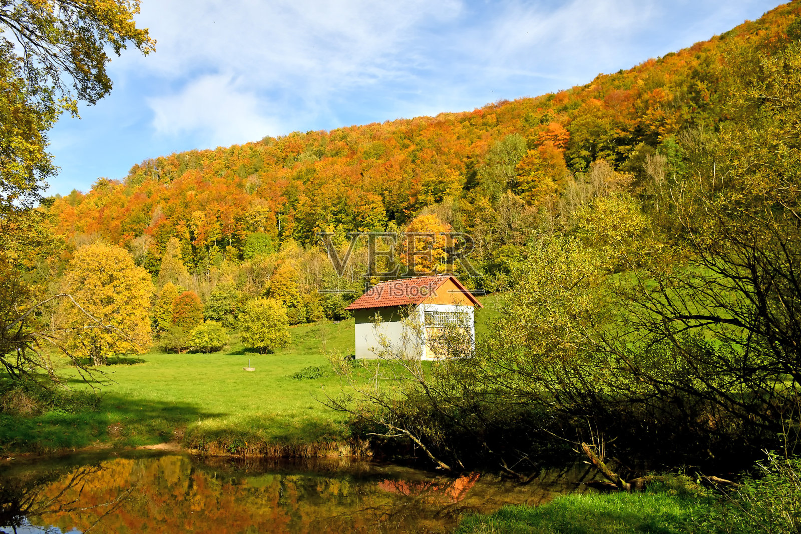 德国秋天的森林，小溪和小屋照片摄影图片