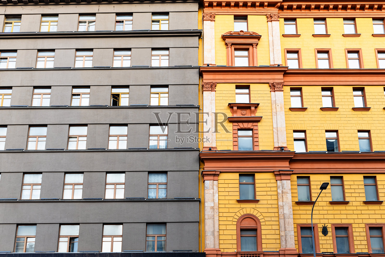 莫斯科城市建筑的黄色和灰色外墙照片摄影图片