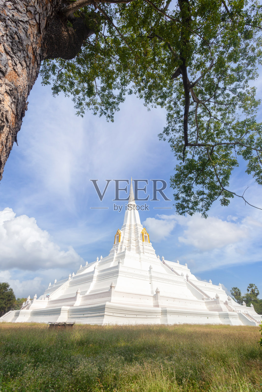 美丽的白色寺庙与清澈的天空背景，在泰国大城府府通寺照片摄影图片