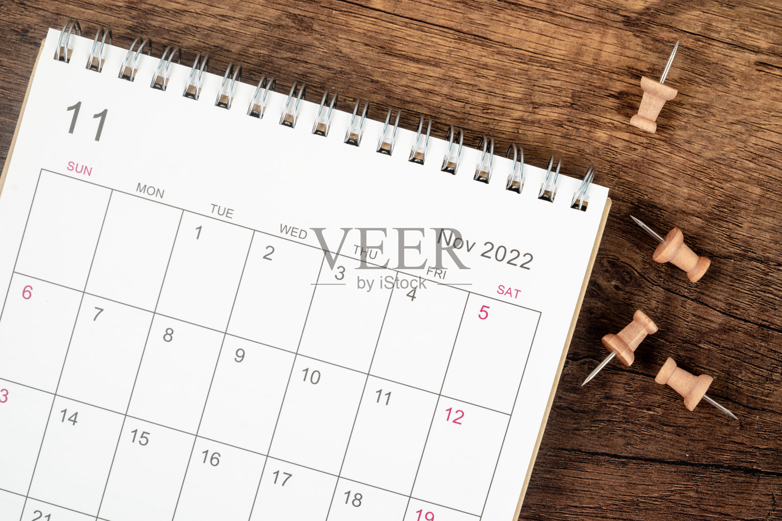 俯视图日历桌2022年11月，规划的概念和期限与木桌背景上的推杆。照片摄影图片