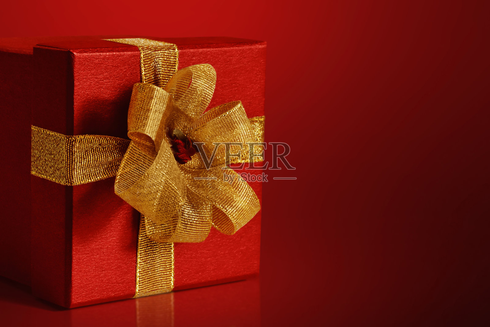 红色背景的礼品盒照片摄影图片