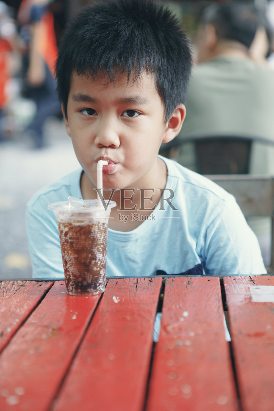 亚洲儿童饮用塑料瓶饮料照片摄影图片