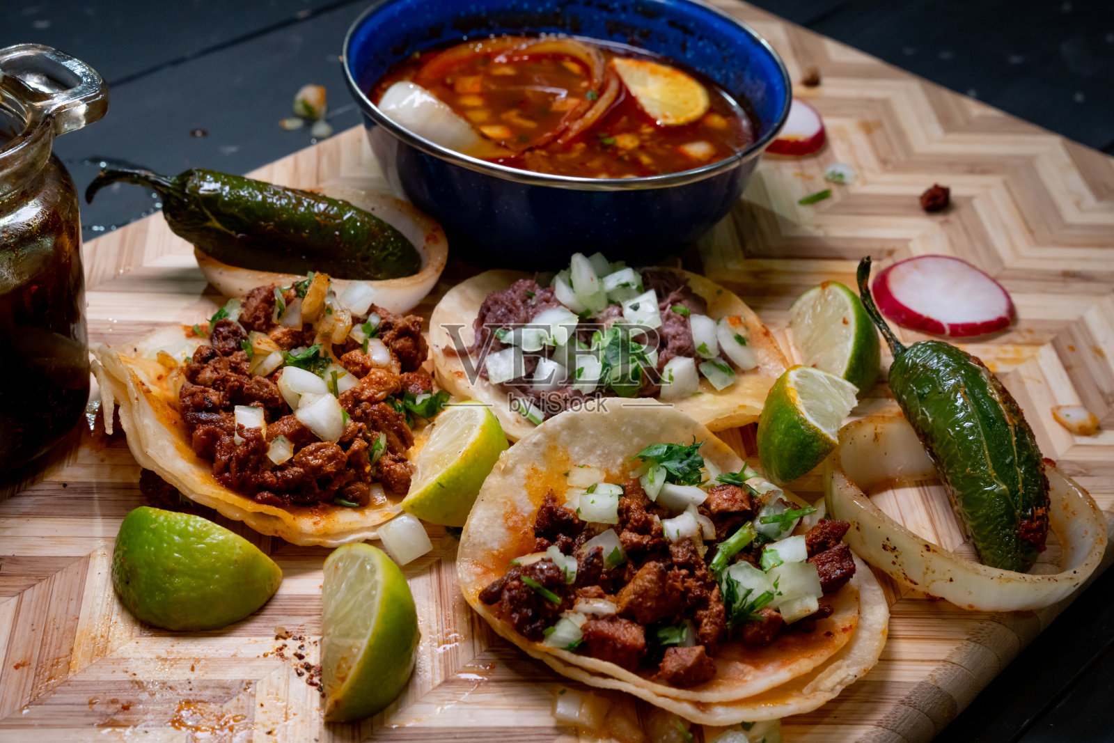 正宗的街头小吃混合墨西哥卷，准备与萨尔萨，jalapeños，洋葱和酸橙在旁边照片摄影图片