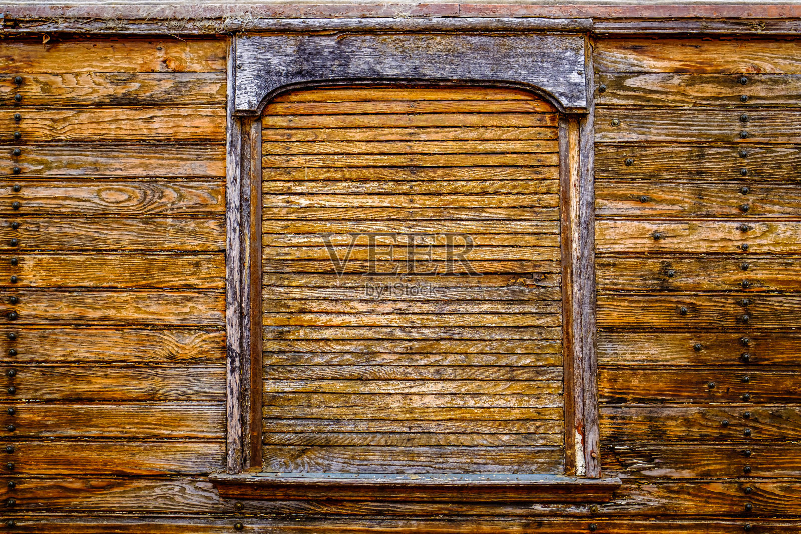 外立面的旧木窗照片摄影图片