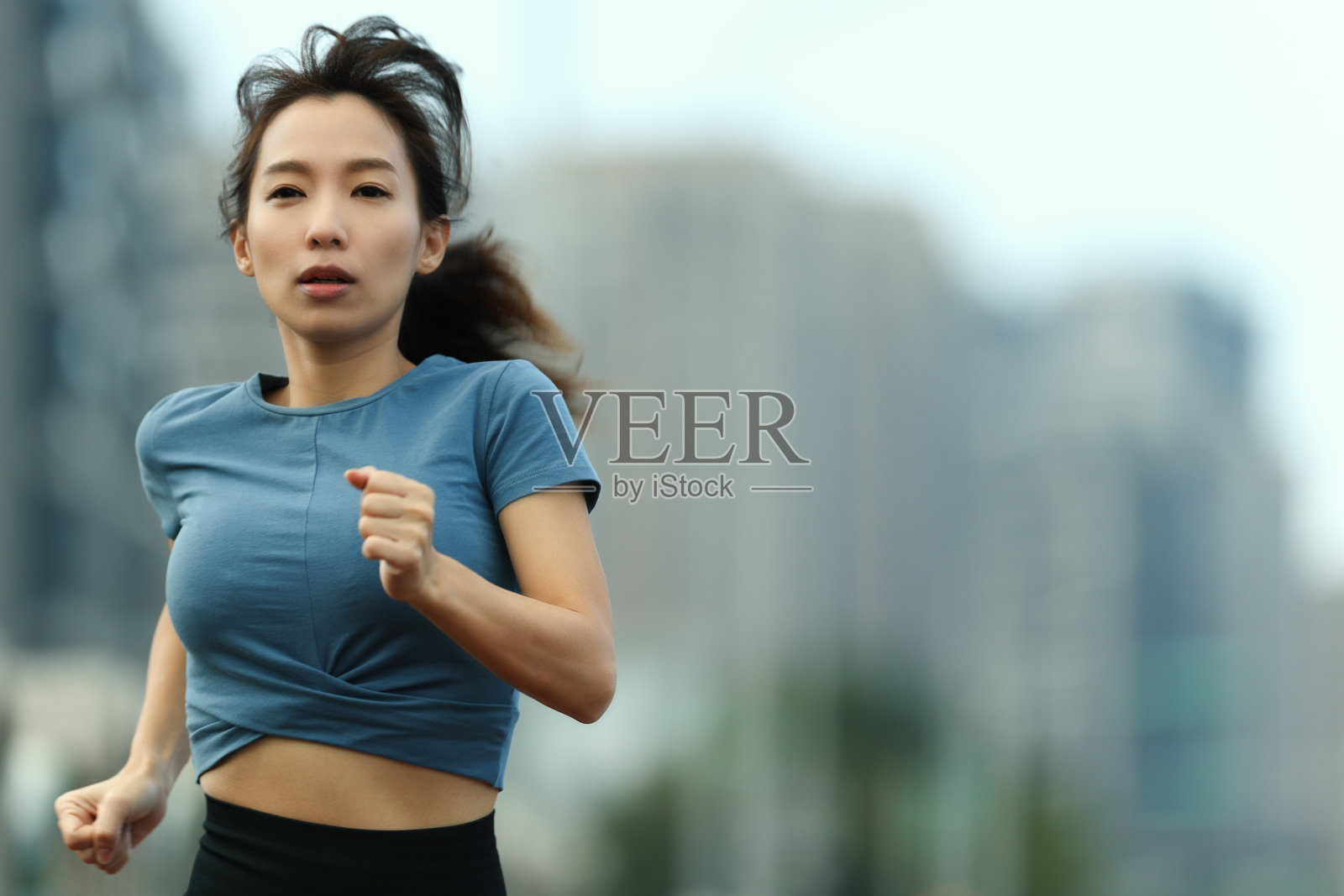 在城市里跑步的女人照片摄影图片