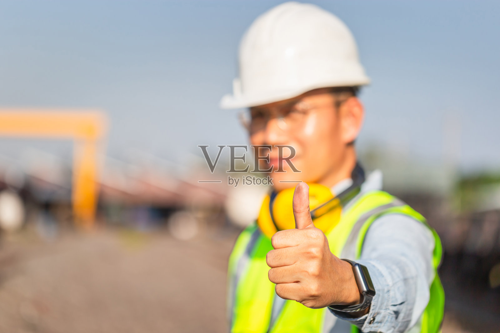 工程师竖起大拇指，欢快的工厂工人微笑着竖起大拇指表示成功照片摄影图片