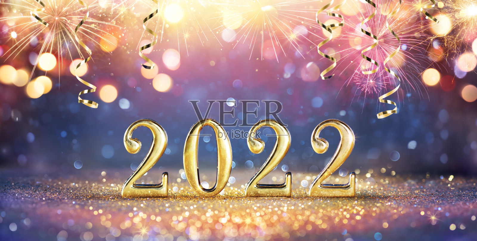2022年新年庆祝活动-黄金数字闪烁与烟花和抽象散焦灯照片摄影图片