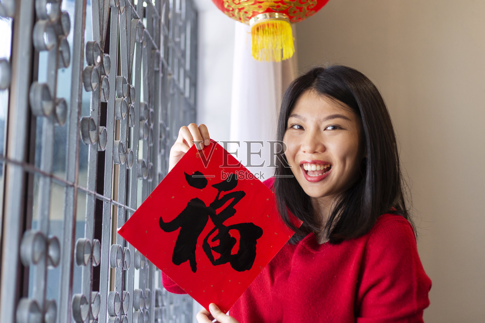 美丽的女孩拿着对联庆祝中国新年照片摄影图片