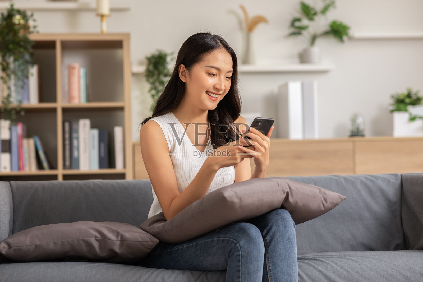 幸福企业家美丽的商业亚洲年轻女性穿休闲使用手机在线购物享受与社交媒体和笔记本电脑在家里。小型创业。网上银行照片摄影图片