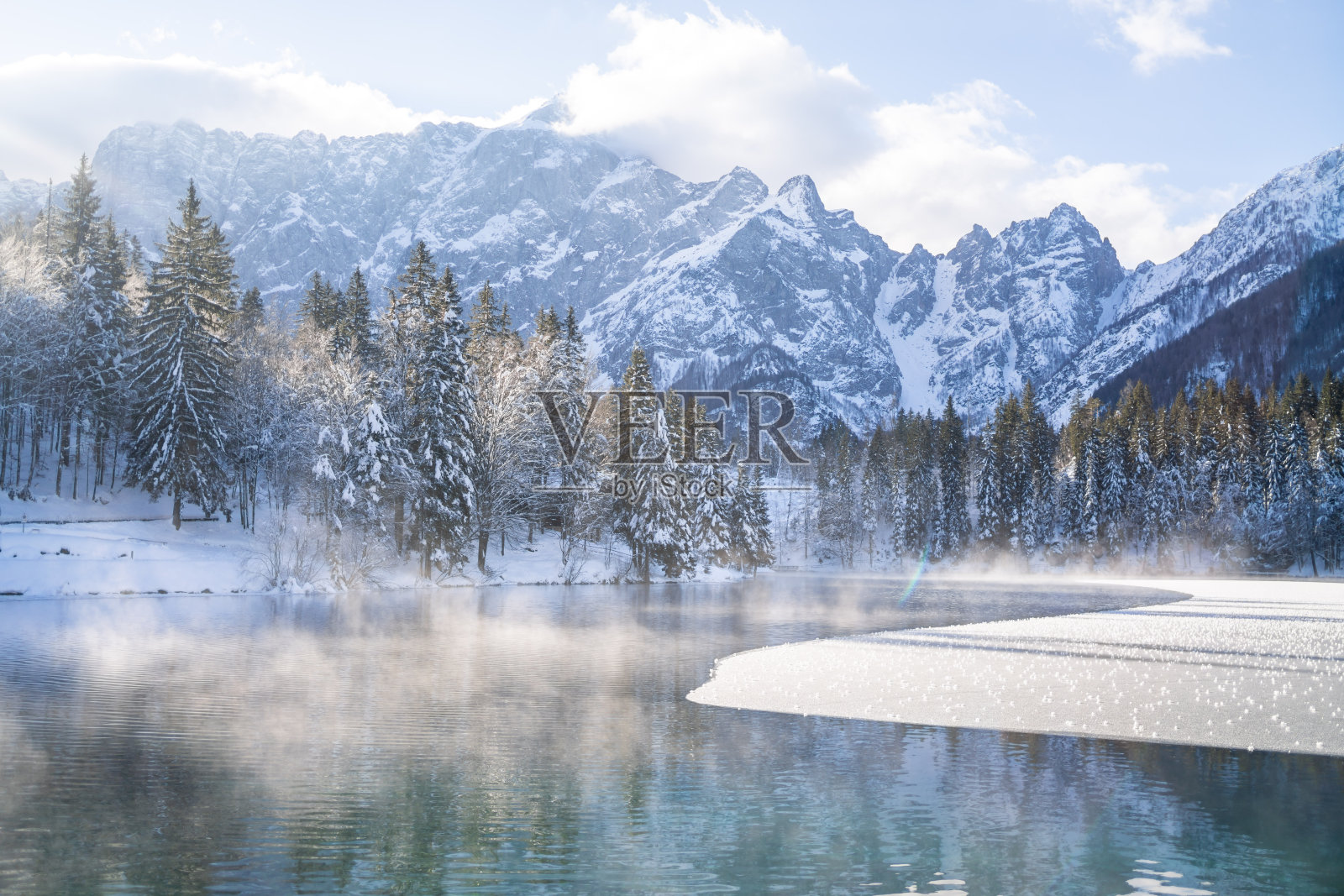 湖、林、山的冬季风景照片摄影图片