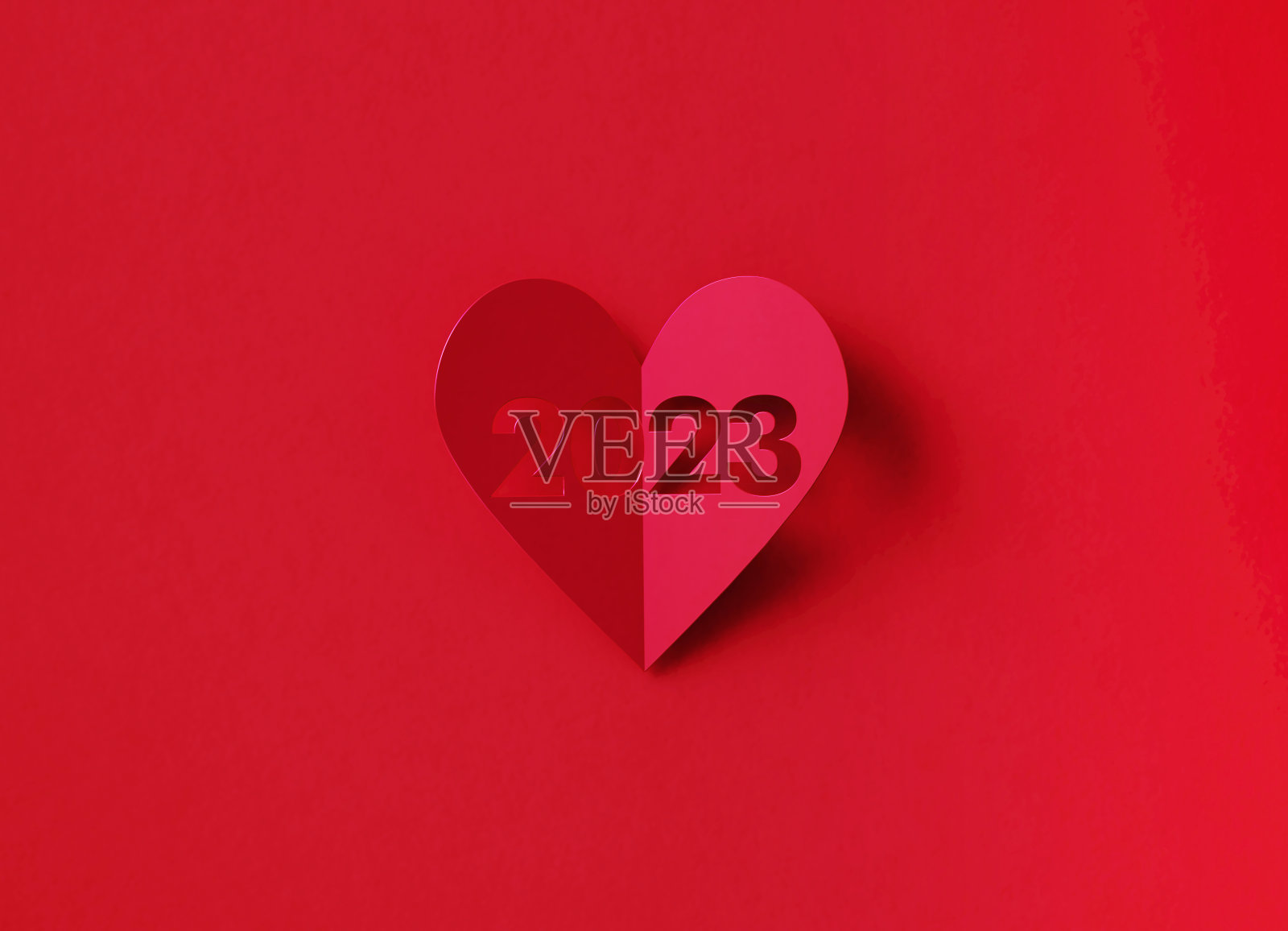 情人节的概念-红色背景上红色裁剪出数字2023心形照片摄影图片