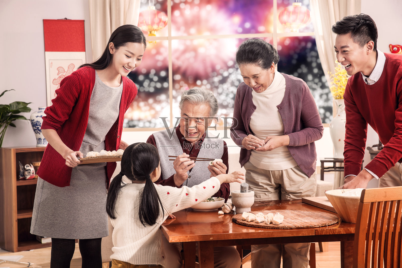快乐家庭过新年包饺子照片摄影图片