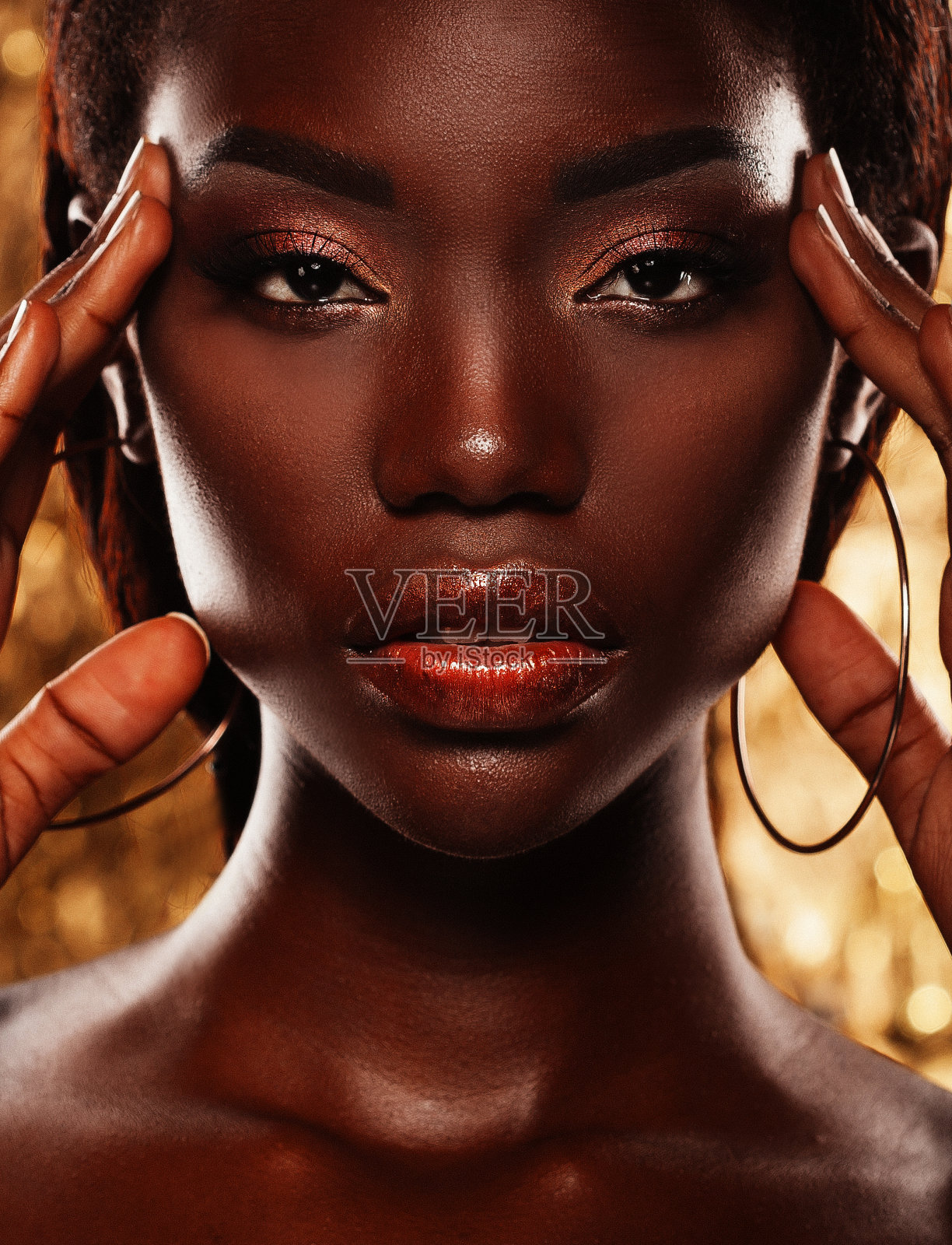 性感的年轻非洲女人在金色背景下的肖像照片摄影图片