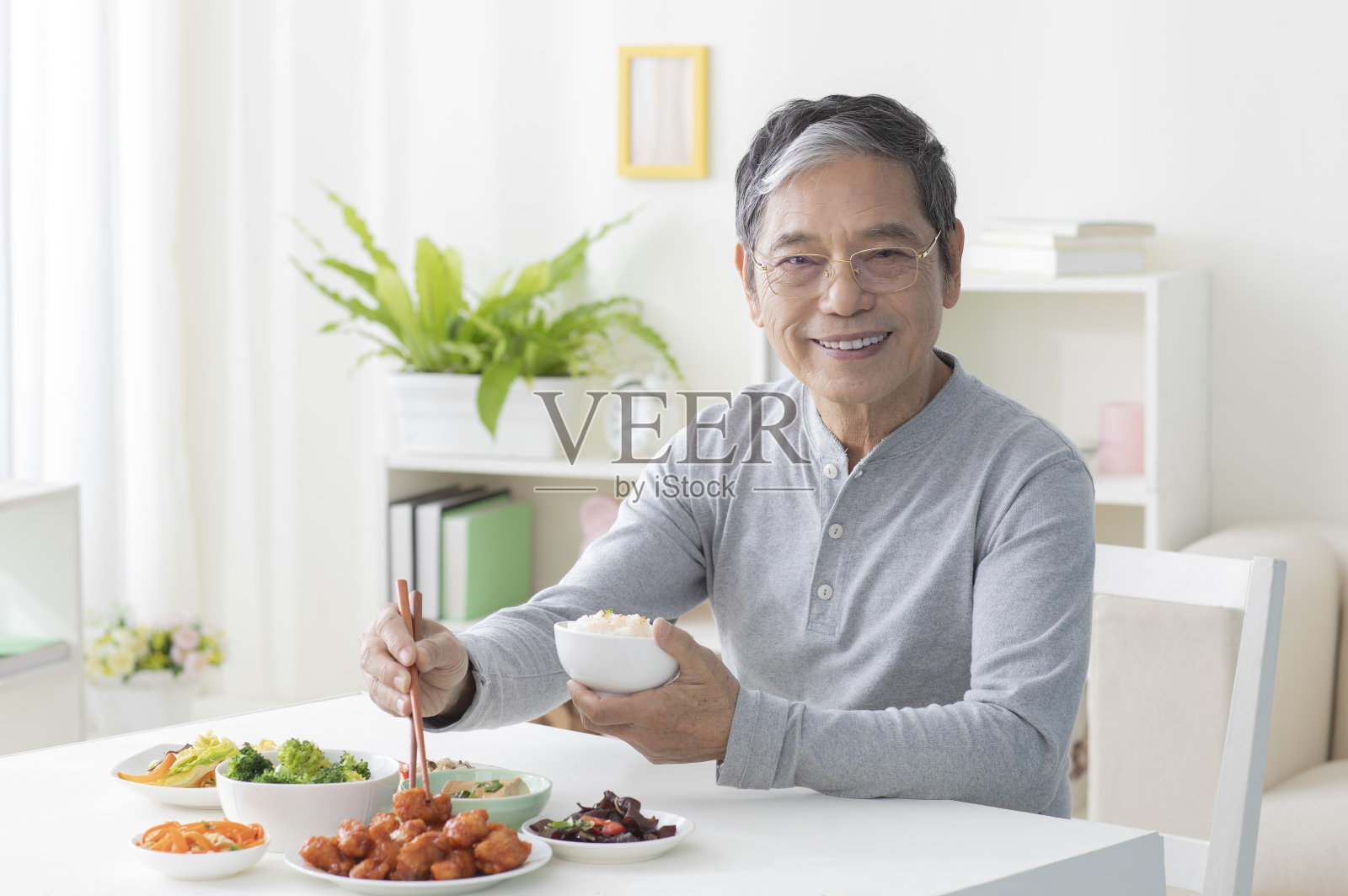 快乐开朗的男人用一杯茶做手势照片摄影图片_ID:316750523-Veer图库