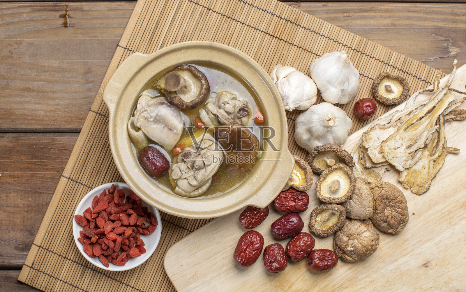 香菇枸杞红枣鸡汤照片摄影图片
