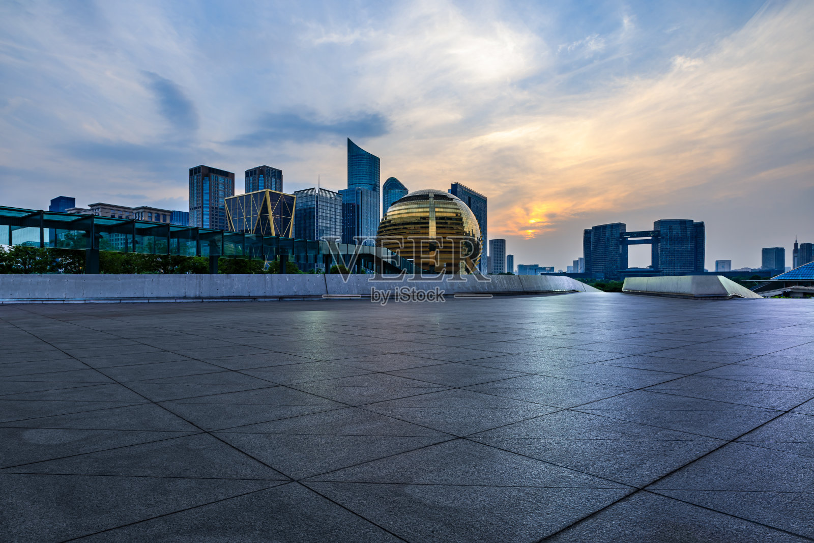 在杭州，空荡荡的地板和现代建筑的城市天际线照片摄影图片