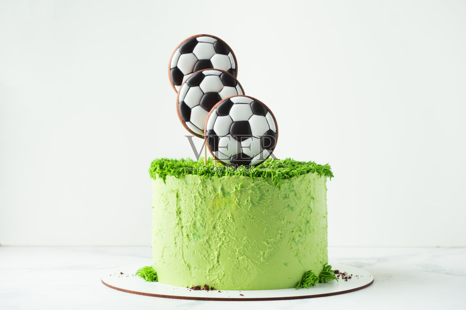 生日蛋糕与巧克力足球顶部和一块蛋糕与美丽的切割躺在一个方形盘子-特写和复制空间照片摄影图片_ID:401796410-Veer图库
