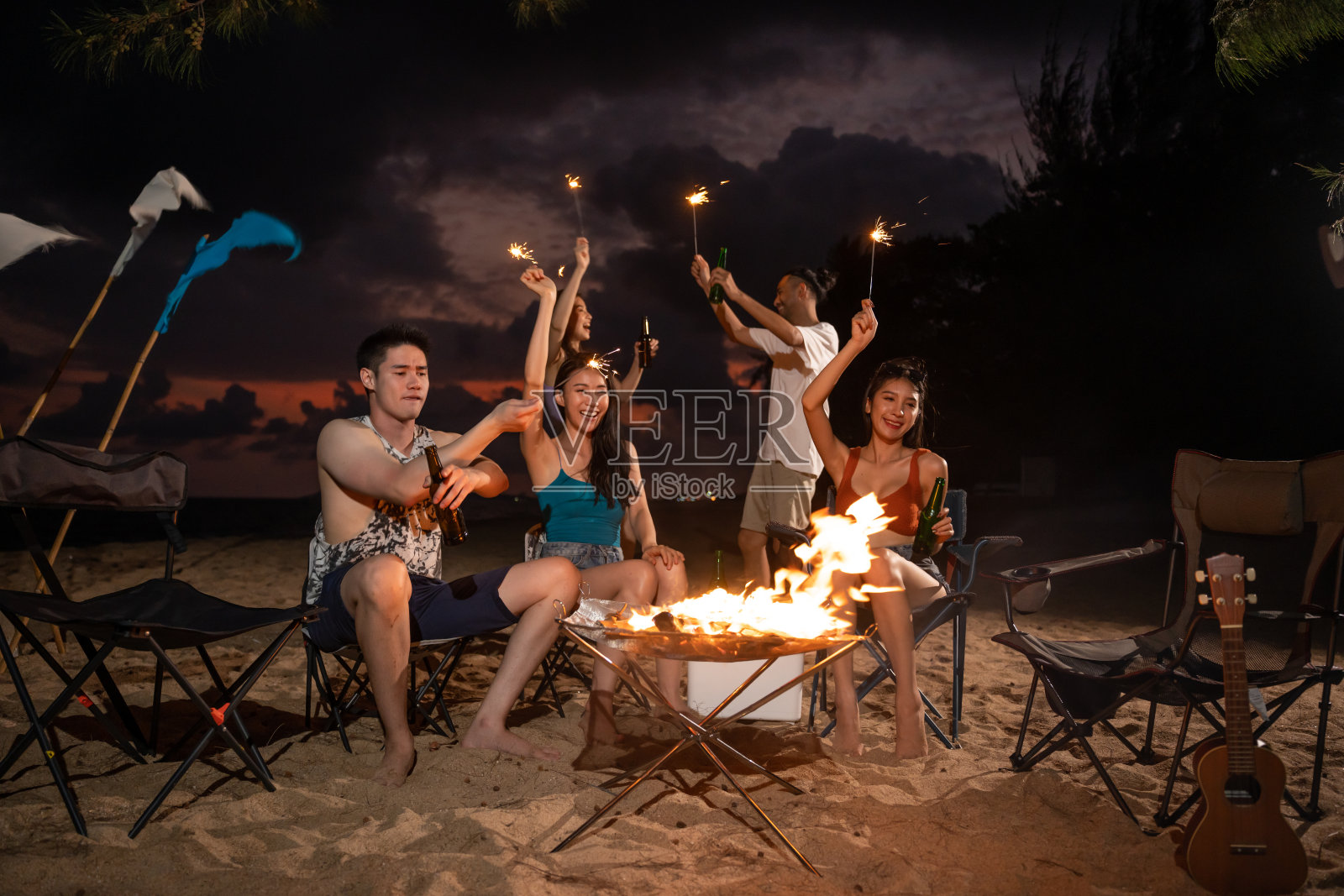 一群亚洲年轻男女晚上在海滩上聚会。迷人的朋友，旅行者，一边在海边露营一边唱歌跳舞，一起在热带海岛享受_3840X2160_高清视频素材下载 ...